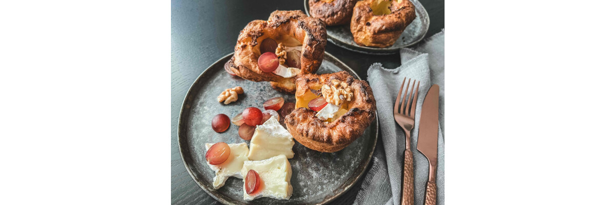 Yorkshire Pudding mit Brie de Meaux und Weintrauben - 