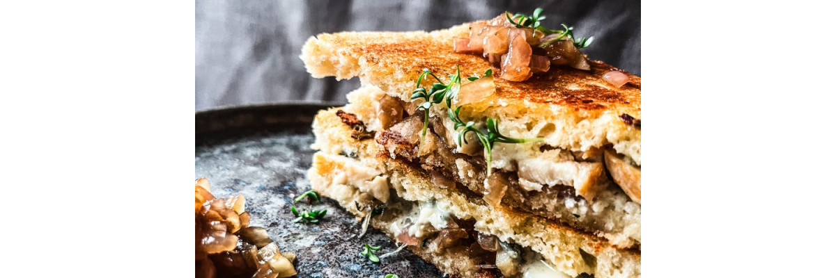 Sandwich mit gegrillter Hähnchenbrust, Balsamico-Zwiebeln und Roquefort Käse - 